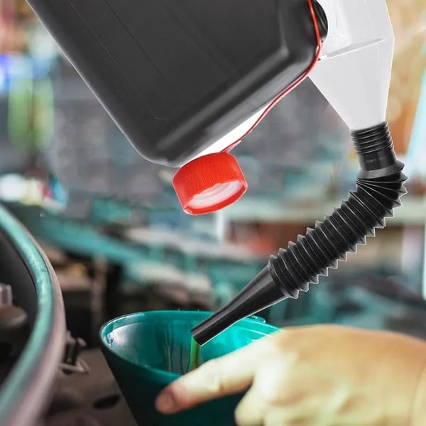 Embudo de combustible retráctil para automóviles